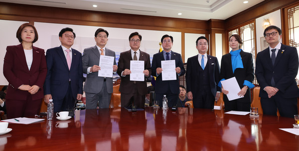 ▲ 우원식 국회의장과 국민의힘 권성동 원내대표, 더불어민주당 박찬대 원내대표가 20일 서울 여의도 국회의장실에서 국민연금 개혁안 합의문을 발표하고 있다. 왼쪽부터 국민의힘 김미애 의원(보건복지위 간사)·박형수 원내수석부대표·권성동 원내대표, 우원식 의장, 더불어민주당 박찬대 원내대표·박성준 원내수석부대표·강선우 의원(보건복지위 간사)·박주민 의원(보건복지위원장). 사진제공:연합뉴스