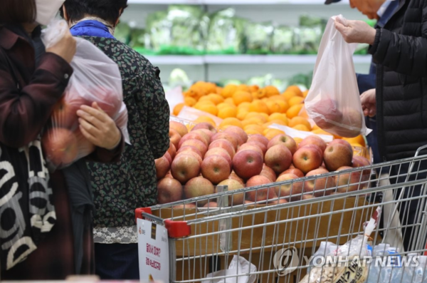▲ 사진: 고물가 시대, 저렴한 가격을 내세운 식자재마트가 급성장하고 있다. 출처: 연합뉴스