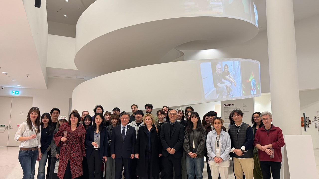 ▲행사 종료 후 주요 인사들과 참가 학생들의 단체 사진(우측 5번째 위정현 학장 왼쪽으로 마테이데스 레카 Matheidesz Réka MOME CEO, 홍규덕 주헝가리 한국대사, 유혜령 주헝가리 한국문화원장