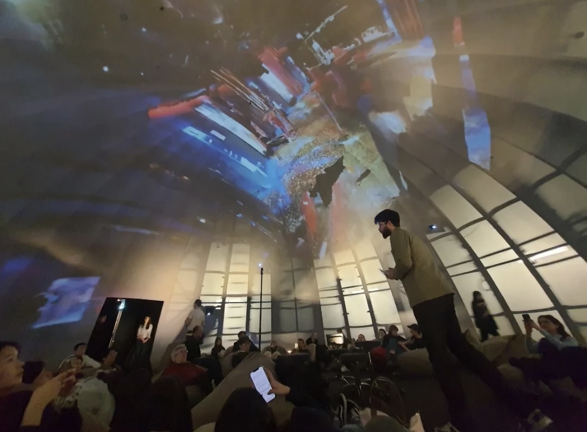 ▲헝가리 부다페스트 Fulldome에서 360 뮤직비디오 관람을 설명 모습 중앙( 아틸라 빅토르 팔팔루시(Attila Viktor Pálfalusi) MOME Media Design 학장