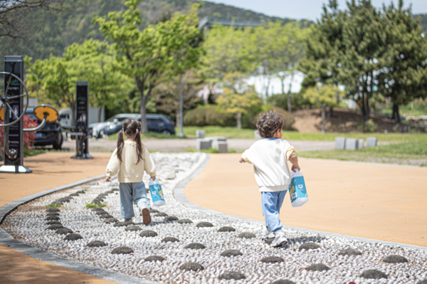 ▲사진: 부산 낙동 어린이집 아동이 체험형 캠페인에 참여하고 있다.  출처: 팀앤팀