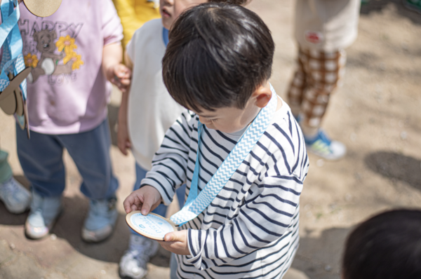 ▲사진: 부산 낙동 어린이집 아동이 체험형 캠페인에 참여하고 있다.  출처: 팀앤팀