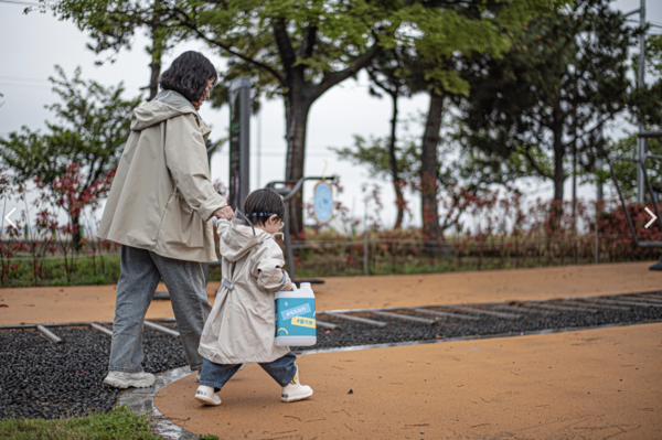 ▲사진: 부산 낙동 어린이집 아동이 체험형 캠페인에 참여하고 있다.  출처: 팀앤팀
