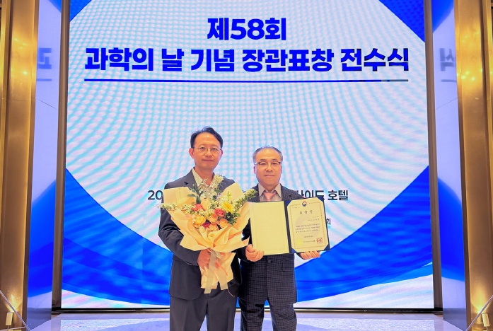 ▲사진: 인스피언 최정규 대표(사진 좌측), 송균상 연구소장(사진 우측)이 ‘제58회 과학의 날 기념 장관표창 전수식’에서 과학기술정보통신부장관 표창을 수상 후 기념촬영을 하고 있다. 출처: 인스피언(주)