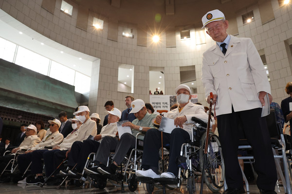 ▲귀환 국군포로 유공자들이 20일 용산구 전쟁기념관에서 열린 '국군포로 전시실' 개막식에서 묵념을 하고 있다. 2024.6.20