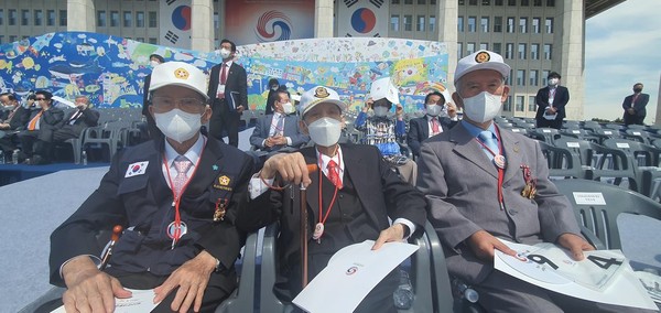 ▲ 서울 여의도 국회의사당에서 열린 윤석열 대통령 취임식에 참석했던 이규일(가운데) 씨. 2022.8.12 [사단법인 물망초 제공. 재판매 및 DB 금지]