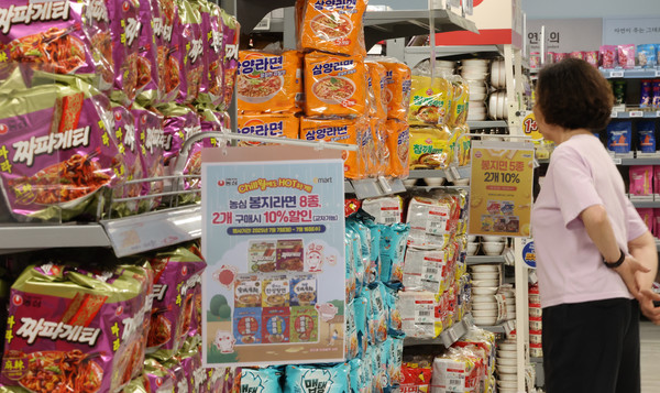 ▲서울 한 대형마트 라면 판매대에 가격 할인 안내문이 붙어 있는 모습. 2025.7.7