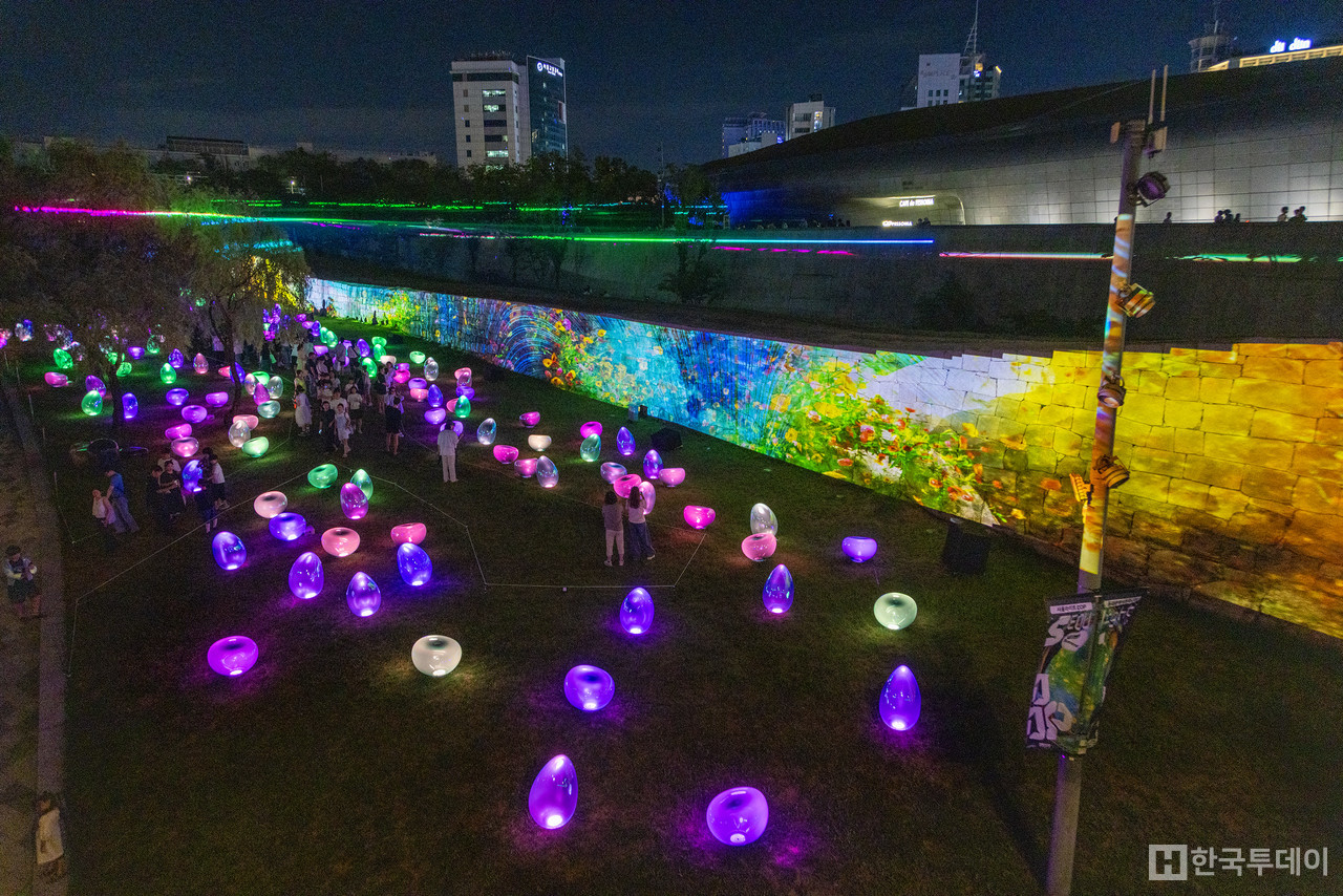 성곽에 흐르는 시간의 기억…미디어파사드 ‘Fluid Memory’, 잔디 위의 빛, 시민과 호흡하는 ‘Light Drops’