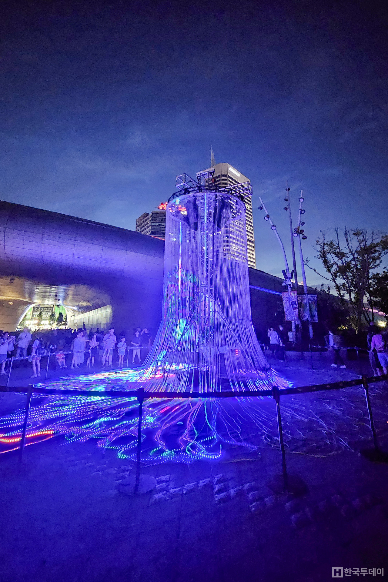 Flux - 800m에 달하는 LED스트랩과 고속카메라 그리고 인랙티브 기술을 결합하여 디지털 ㄷ이터의 흐름을 시각화 한 작품이다