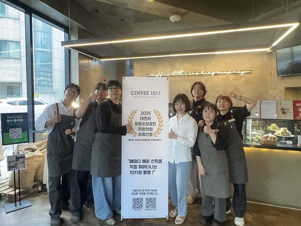 커피1011 본사 매장 1층에서 직원들과 함께 (가운데 김은영 대표). 출처: 커피1011