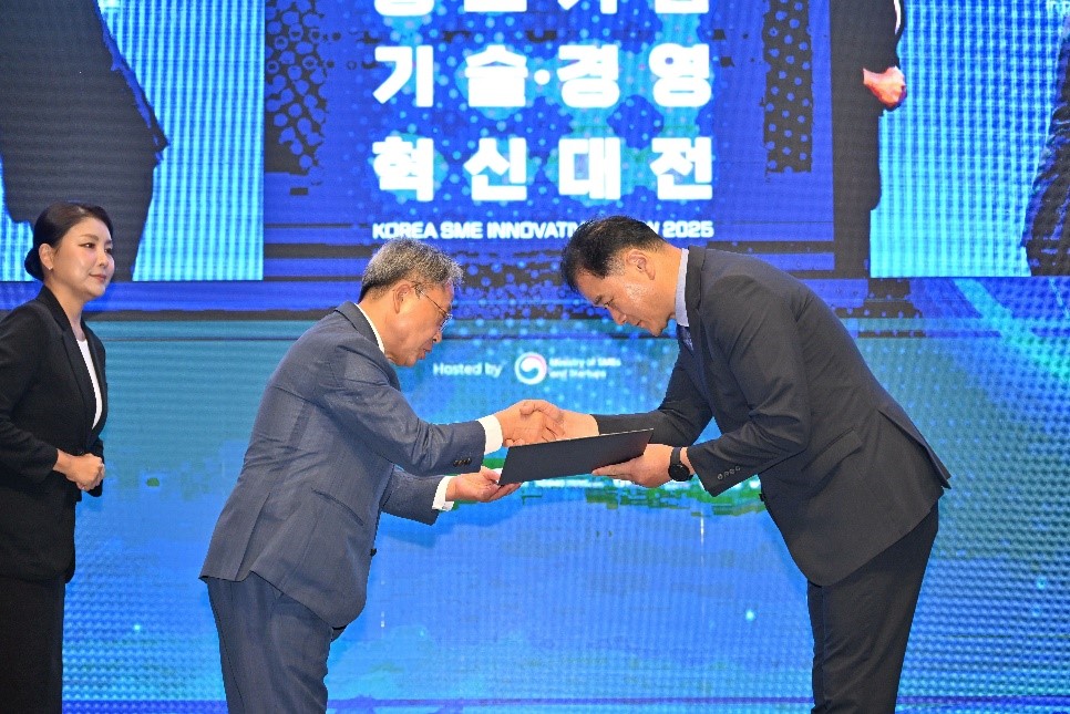 지미션 한준섭 대표가 9월 4일 ‘2025 중소기업 기술·경영 혁신대전’에서 경영혁신 부문 중소벤처기업부 장관 표창을 수상했다. 오른쪽 양대경 본부장 대리수상. 사진=주식회사지미션