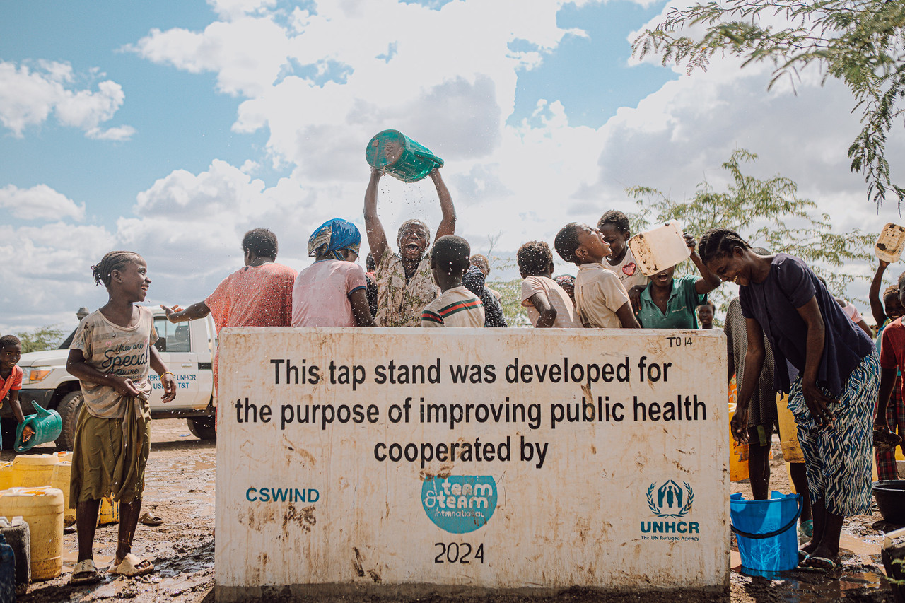 ▲사진: 2024년 씨에스윈드의 후원금으로 식수를 지원받은 난민캠프 주민들. 마음껏 깨끗한 물을 사용할 수 있게 되어 기뻐하고 있다. 출처: 팀앤팀