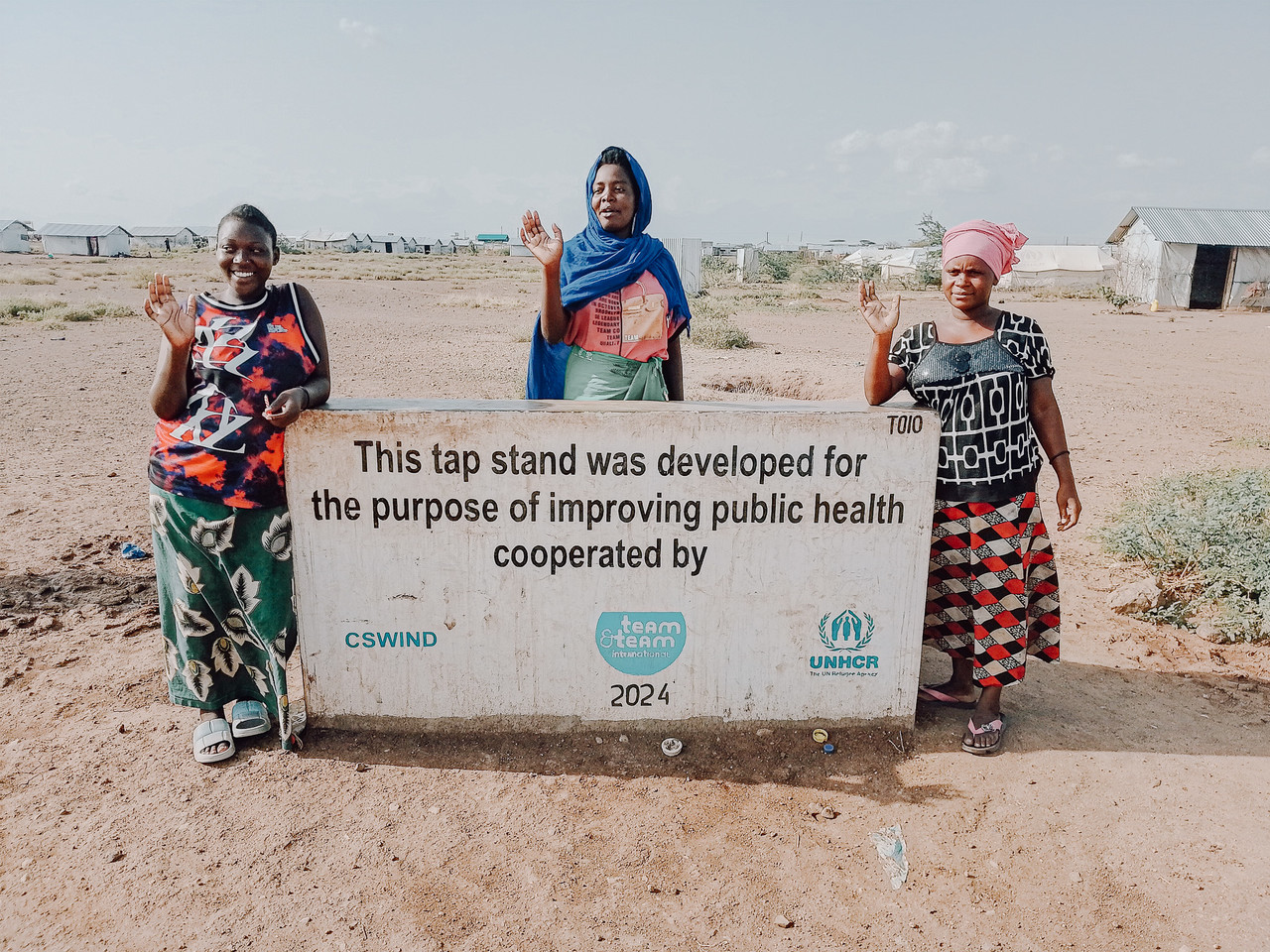▲사진: 2024년 씨에스윈드의 후원금으로 식수를 지원받은 난민캠프 주민들. 마음껏 깨끗한 물을 사용할 수 있게 되어 기뻐하고 있다. 출처: 팀앤팀