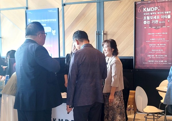 ▲사진: 세계한인회장대회 상설홍보관에 참가한 KMDP 부스에 사람들 발길이 꾸준히 이어졌다. 출처: KMDP