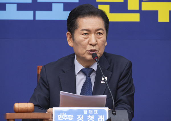 ▲더불어민주당 정청래 대표가 5일 국회에서 21대 대선 백서 발간 시연회 직후 열린 최고위원회의에서 발언하고 있다.간담회에서는 노동계의 숙원 중 하나인 65세 정년 연장 문제 등이 다뤄질 전망이다. 2025.11.5