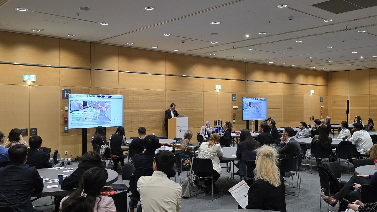 ▲사진: 지난 4월 오스트리아 비엔나에서 열린 ISEV 2025 학회에서 강연 중인 마이크로젠타스 신세현 대표. 사진 제공 = 마이크로젠타스