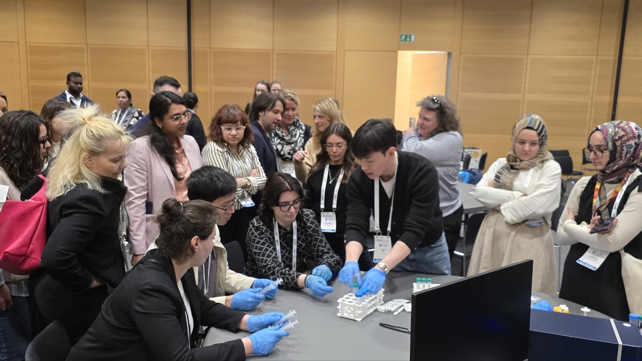 ▲사진:  지난 4월 오스트리아 비엔나에서 열린 ISEV 2025 학회에서 마이크로젠타스가 연구진에게 ExoTFF 기술을 소개하고, 파티클메트릭스의 ZetaView 장비로 데모를 진행하는 모습.  사진 제공 = 마이크로젠타스  