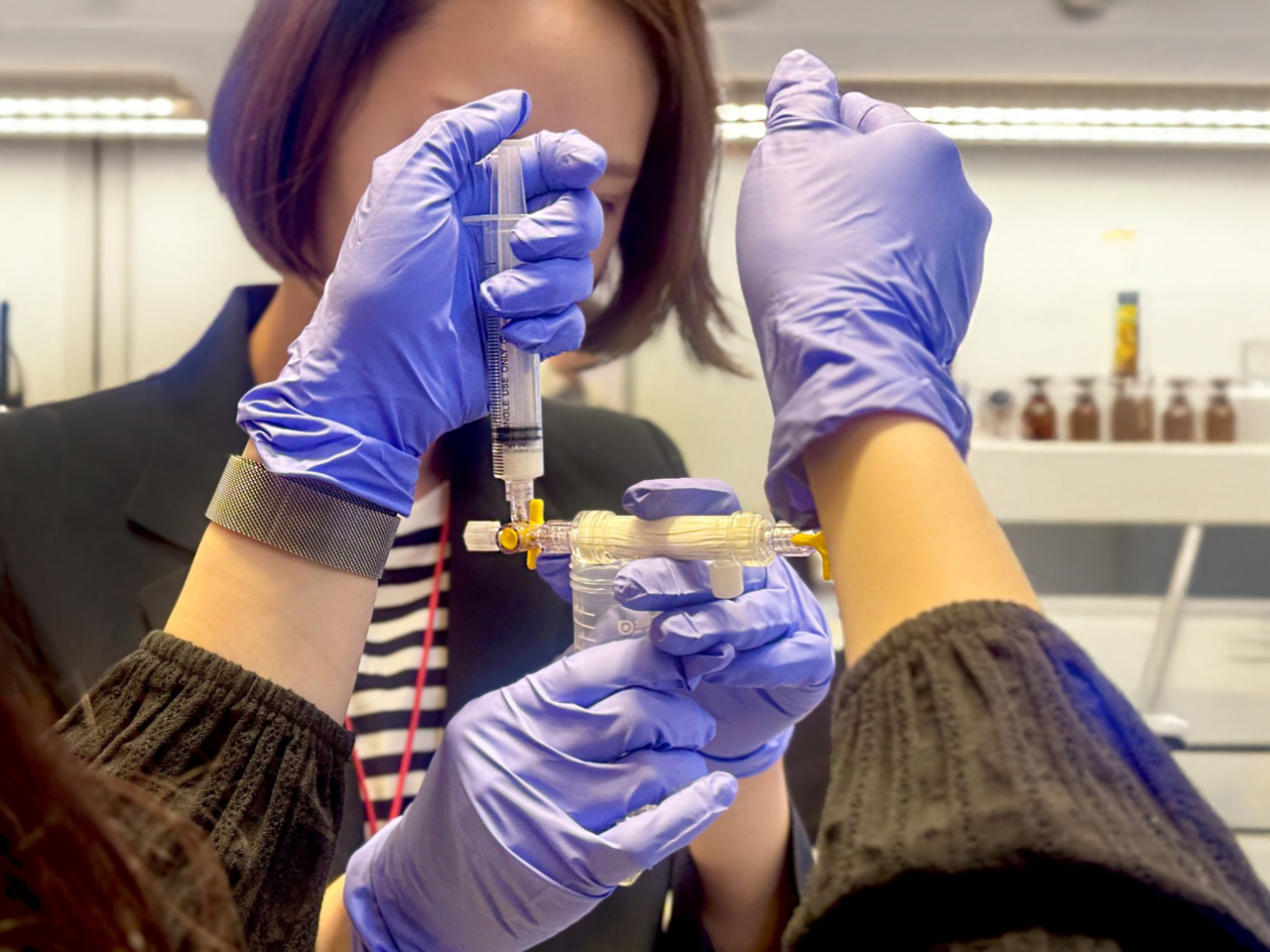 ▲사진: ExoTFF 장비를 이용해 엑소좀을 추출하는 모습. 사진 제공 = 마이크로젠타스