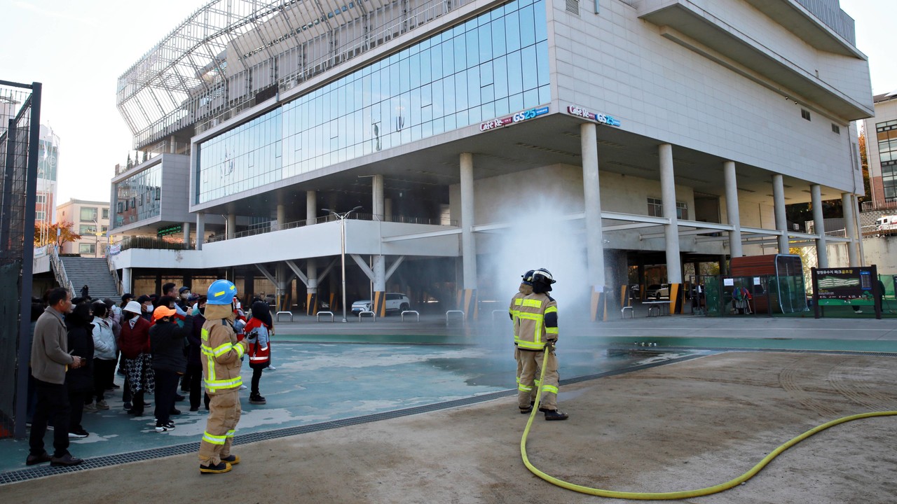 ▲사진: '2025 재난구호종합훈련'에서 마포소방서의 화재진압 및 구조활동. 출처: 대한적십자사 서울지사