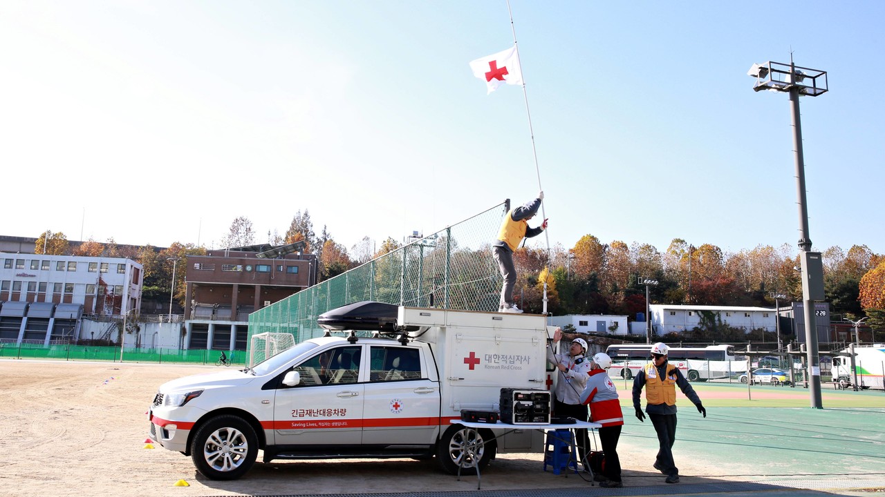 ▲사진: '2025 재난구호종합훈련'에서 재난대응봉사회의 아마추어무선 통신망 설치. 출처: 대한적십자사 서울지사