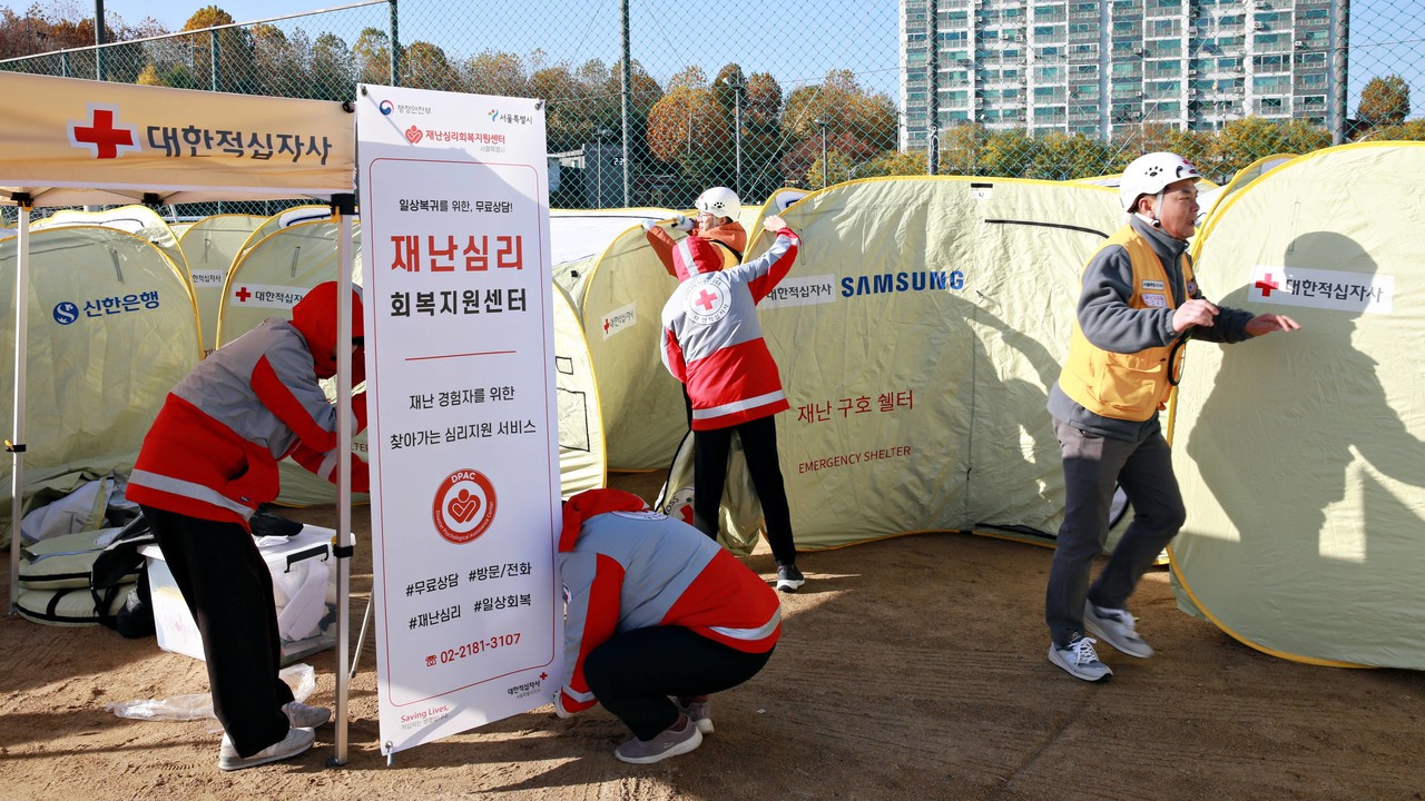 ▲사진: '2025 재난구호종합훈련'에서 서울지사 직원 및 봉사원의 이재민 쉘터 설치. 출처: 대한적십자사 서울지사