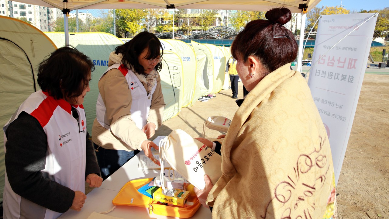▲사진: '2025 재난구호종합훈련'에서 이재민 대피소 내 재난심리회복지원센터 운영. 출처: 대한적십자사 서울지사