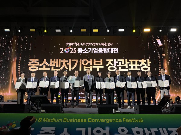 ▲주식회사 지미션 대표이사 한준섭(좌측에서 두번째)이 2025 중소기업 융합대전에서 중소벤처기업부 장관 표창을 수상하였다.(제공: 지미션)