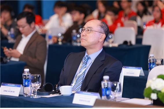 사진2. 컨퍼런스 기조강연 현장 사진, 위정현 가상융합경제포럼 의장