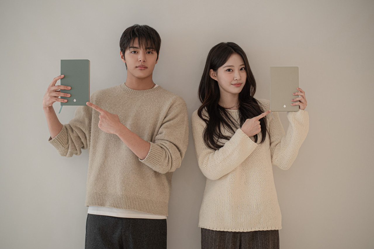 ▲사진: 팀앤팀 홍보대사 배우 박상훈·조혜원이 팀앤팀의 2026 다이어리 해피빈 펀딩에 모델로 참여했다.  출처: 팀앤팀