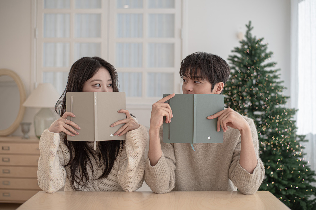 ▲사진: 팀앤팀 홍보대사 배우 박상훈·조혜원이 팀앤팀의 2026 다이어리 해피빈 펀딩에 모델로 참여했다. 출처: 팀앤팀