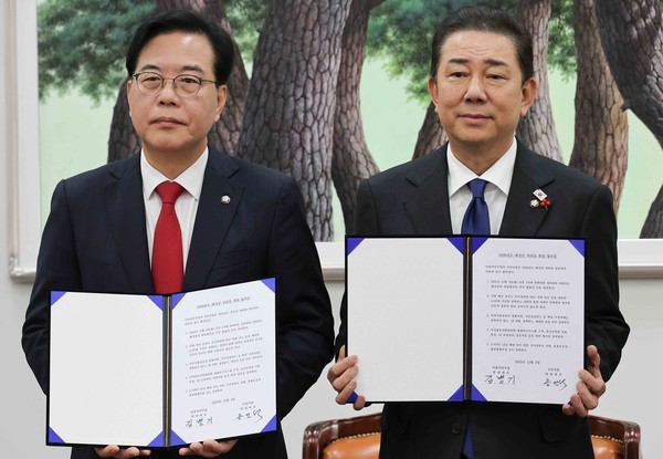 ▲국민의힘 송언석 원내대표(왼쪽)와 더불어민주당 김병기 원내대표가 2일 서울 여의도 국회에서 2026년도 예산안 처리를 위한 합의문에 서명을 마치고 기념 촬영하고 있다. 2025.12.2 [공동취재] 사진:연합뉴스