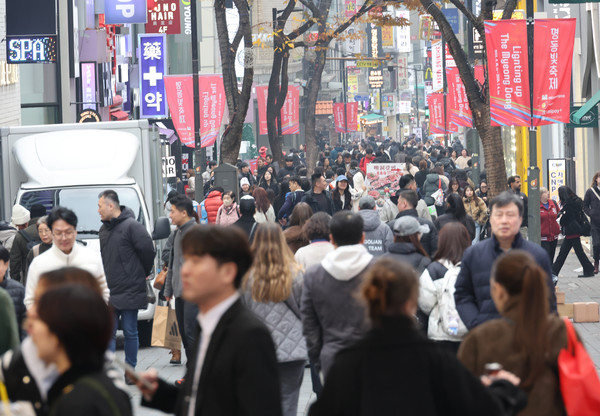 ▲서울의 한거리에서 시민들이 이동중이다.  사진:연합뉴스