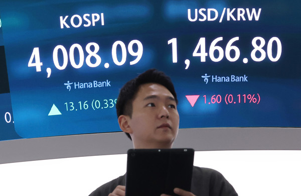 ▲3일 서울 중구 하나은행 딜링룸 현황판에 코스피 지수 등이 표시되고 있다. 이날 코스피는 상승 출발해 4,000선을 회복했다. 오전 9시 2분 현재 코스피는 전장보다 32.71포인트(0.82%) 오른 4,027.64 이다. 2025.12.3