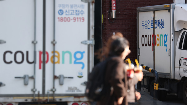 ▲ 이커머스 1위 업체 쿠팡에서 약 3천400만건에 이르는 대규모 개인정보가 유출된 가운데 2일 서울 시내 한 쿠팡 물류센터에 배송차량이 주차돼 있다.과학기술정보통신부는 이날 열린 국회 과학기술정보방송통신위원회(과방위) 쿠팡 개인정보 유출 사고 관련 긴급 현안 질의에서 식별된 공격 기간이 지난 6월 24일부터 11월 8일까지라고 밝혔다.