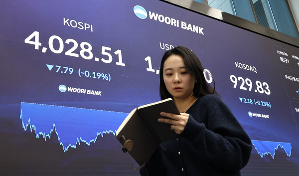 ▲4일 서울 중구 우리은행 본점 딜링룸 현황판에 코스피 지수 등이 표시되고 있다.이날 코스피 지수는 전 거래일 대비 7.79포인트(0.19%) 내린 4,028.51에, 코스닥은 2.18포인트(0.23%) 내린 929.83에 장을 마감했다. 2025.12.4