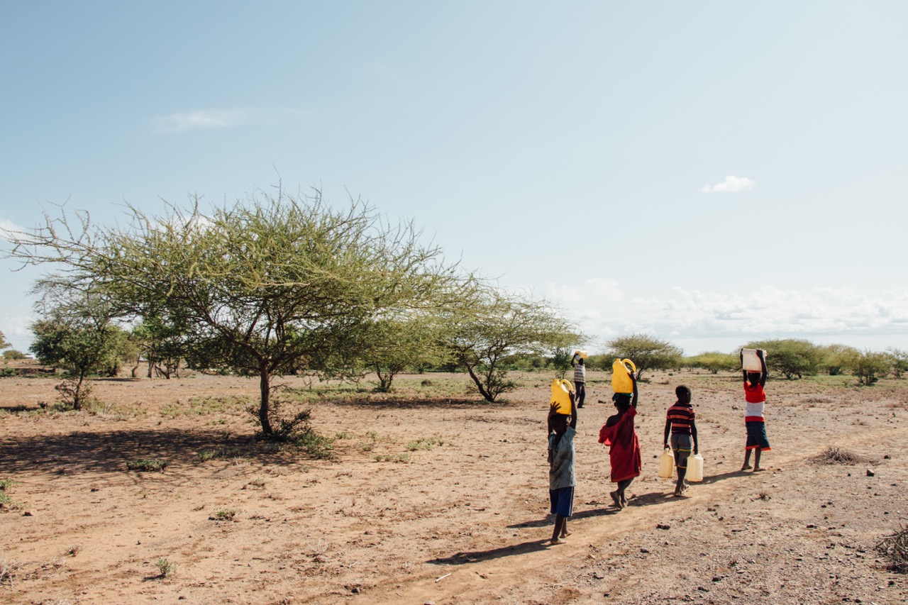 ▲사진: 케냐에서 물을 긷는 아이들 출처: 팀앤팀