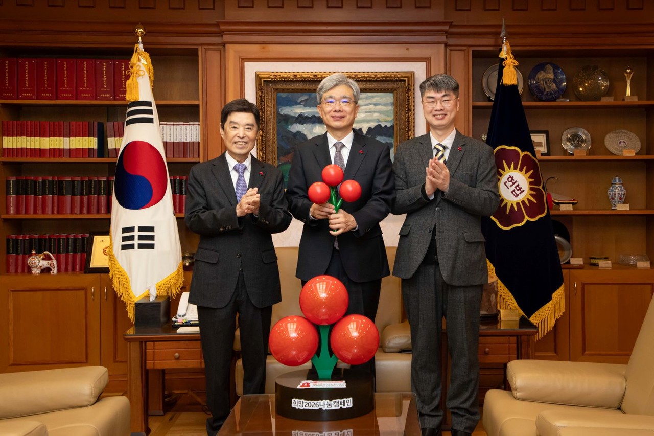 ▲사진: (왼쪽부터) 김병준 사랑의열매 회장, 김상환 헌법재판소장, 조진호 사랑의열매 기획조정본부장이 성금 전달 후 기념사진을 촬영하고 있다. 출처: 사랑의열매